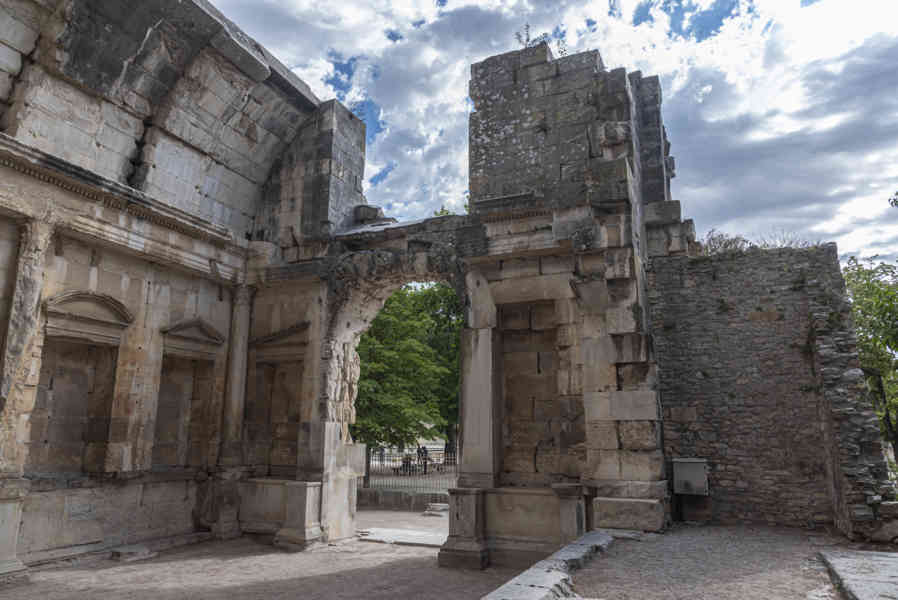 Francia - Nimes 059 - Templo de Diana.jpg